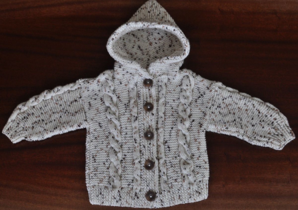 Pletený svetřík s kapucí