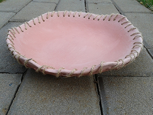 Talíř z růžové hlíny