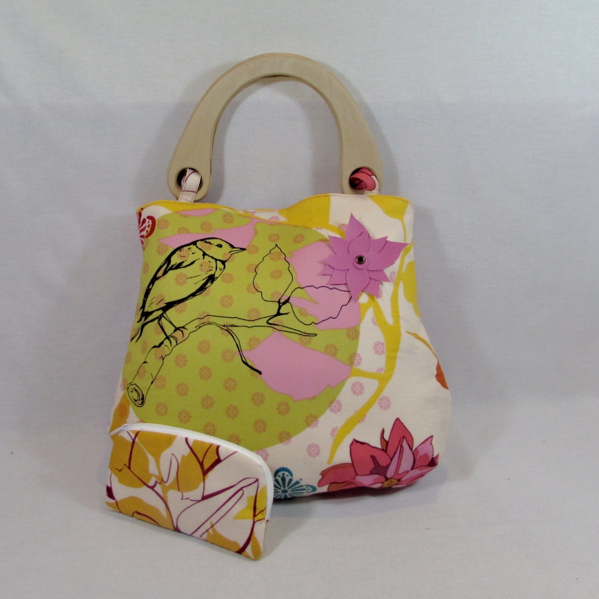 taška s dřevěnými uchy