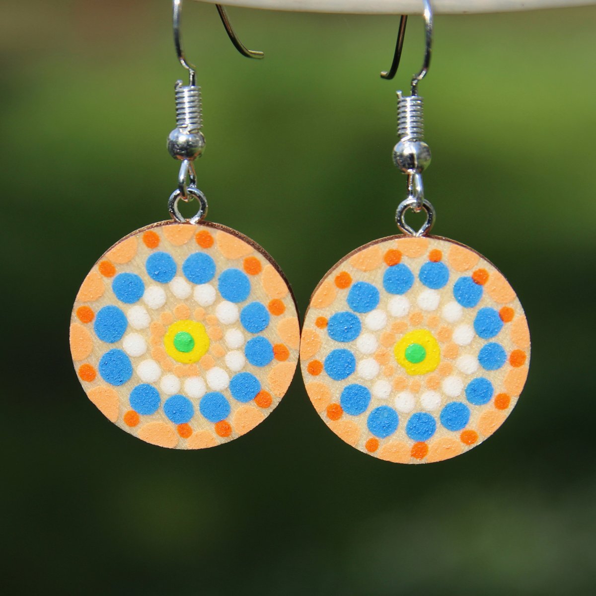 Tečkované mandaly, dřevěná kolečka 