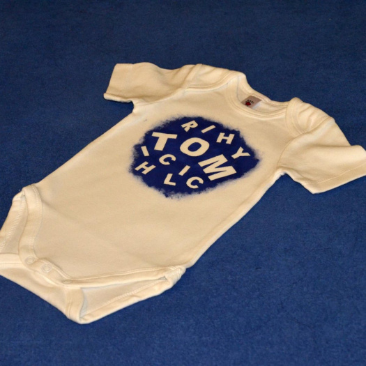 Dětské body s modrými písmenky - TOM (vel. 80) 3369172