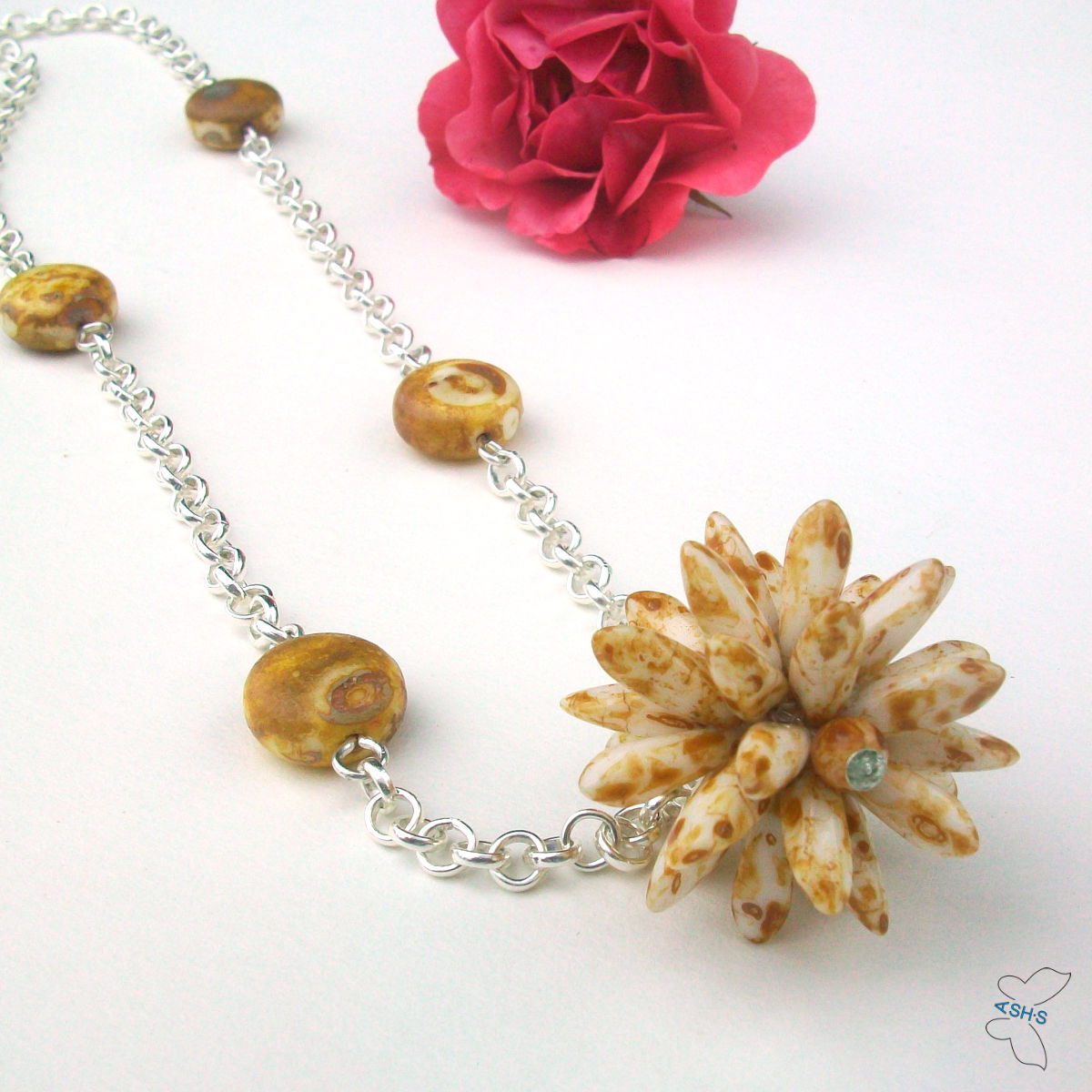 Ježura bílý s travertinem na krk