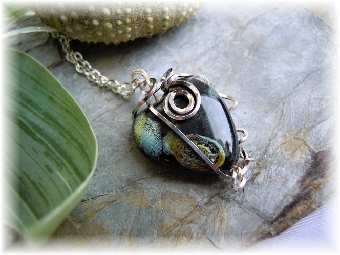 Náhrdelník s drátkovaným srdíčkem