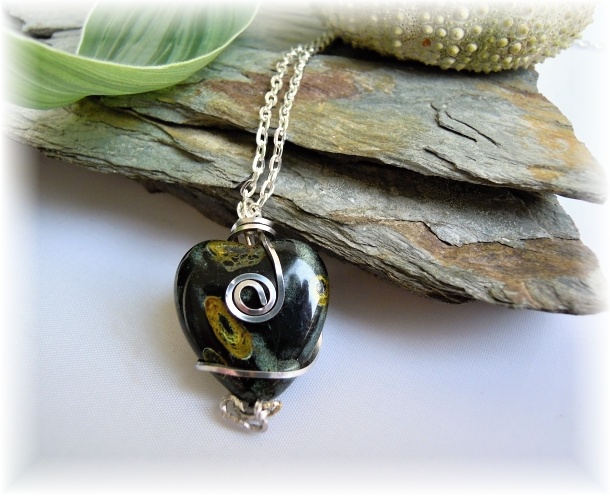 Náhrdelník s drátkovaným srdíčkem 2