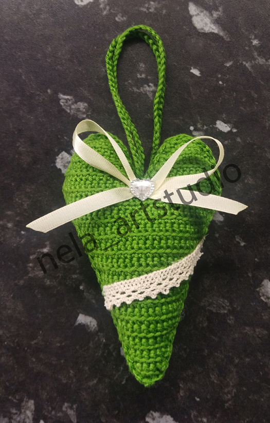 Háčkované dekorační srdce na zavěšení trávově zelené