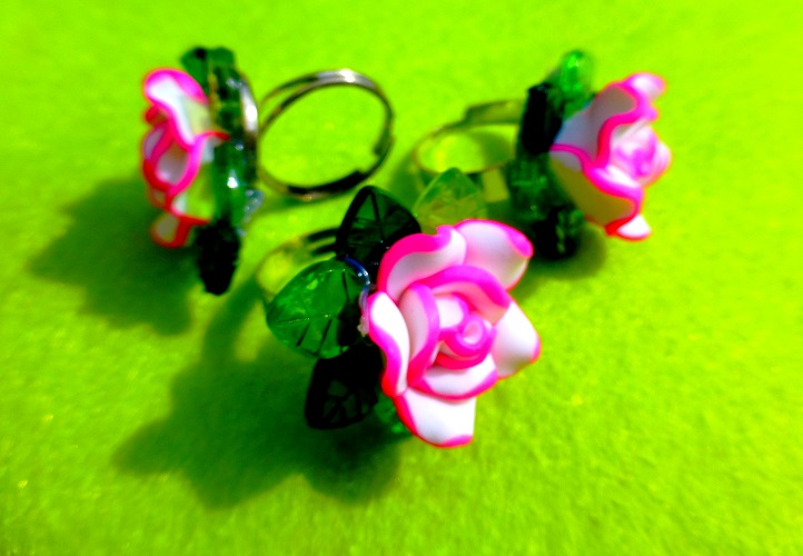 Prstýnek s fimo růžičkou