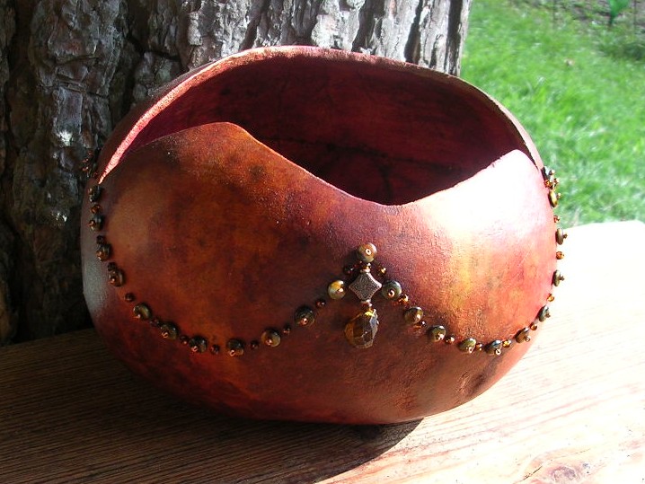 Tygřím okem vyšívaná