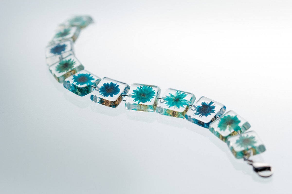 Tyrkysový náramek s pravými květy