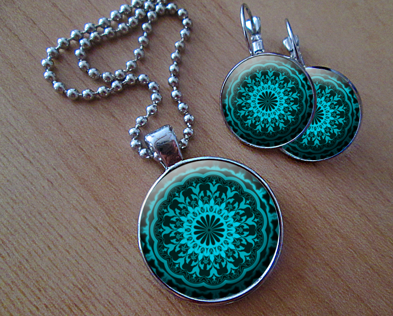 Sada náušniček a přívěsku 