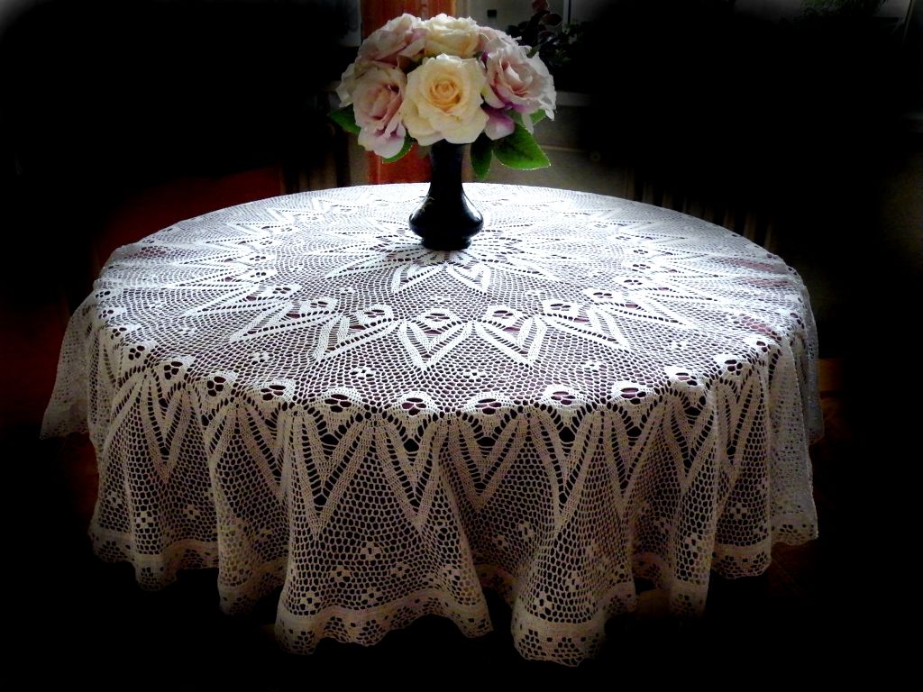 Z truhličky: velký ubrus průměr 130 cm