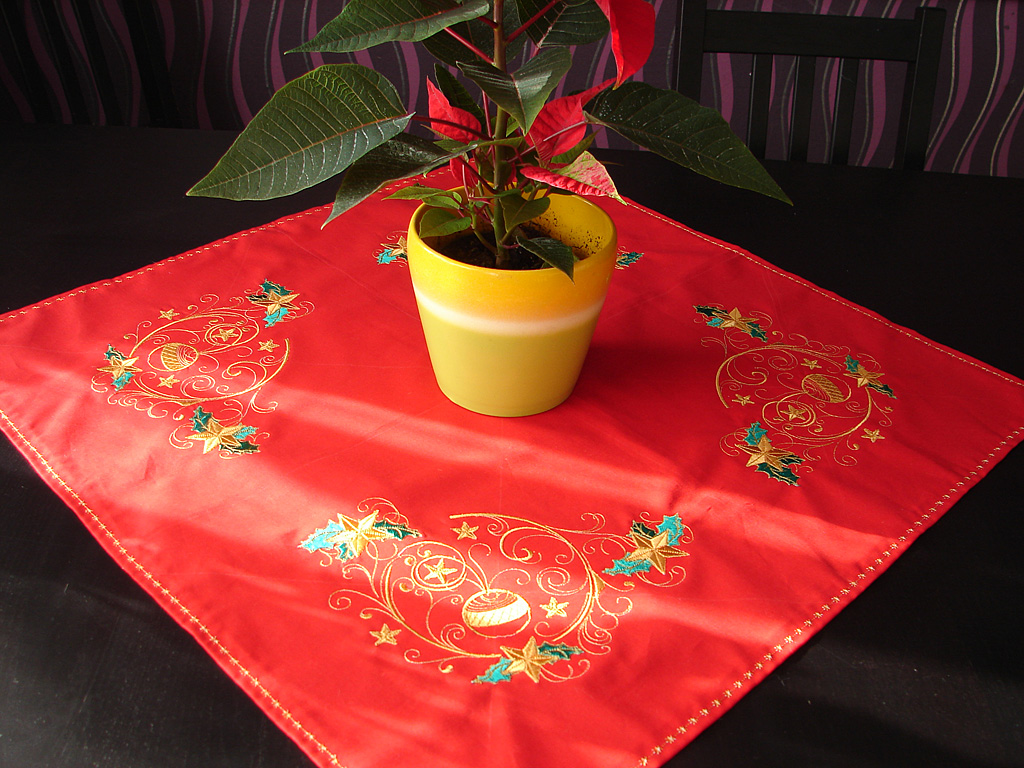Vánoční vyšívaný ubrus červený