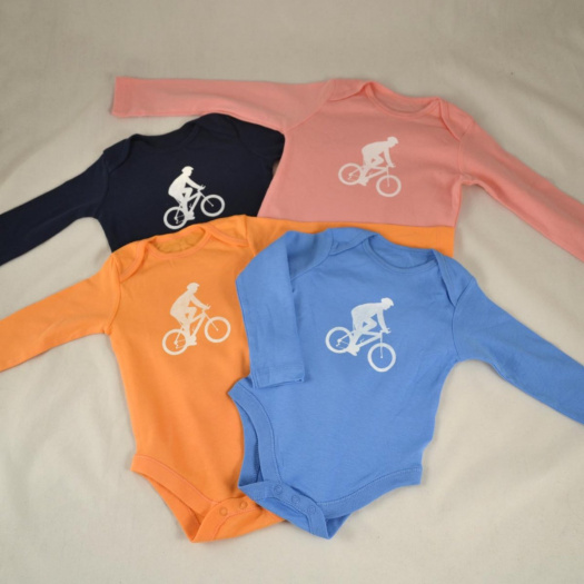 Dětské modré body s bílým cyklistou (dl. rukáv, 6-9 měs.) 6251658