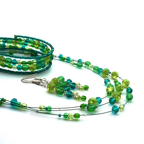 Divoženkový třířadý náhrdelník