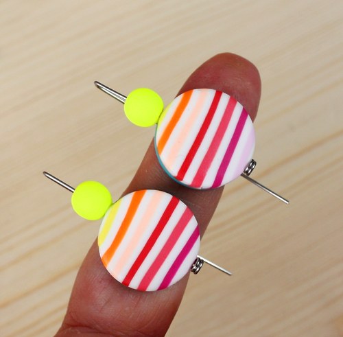 pestré proužkované náušnice ..chir. ocel