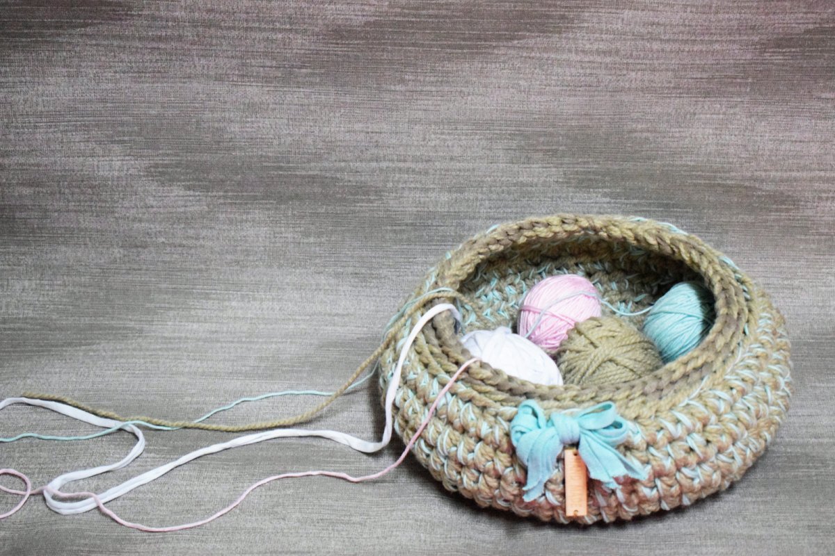 Háčkovaný dekorační / úložný košík 29×11 cm