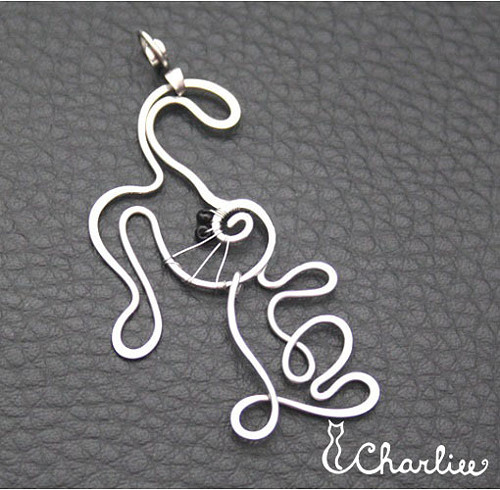 Přívěsek - UŠÁČEK - tepaný - hypoalergenní chirurgická ocel