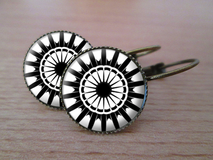 VINTAGE VISACÍ NÁUŠNICE - černobíle