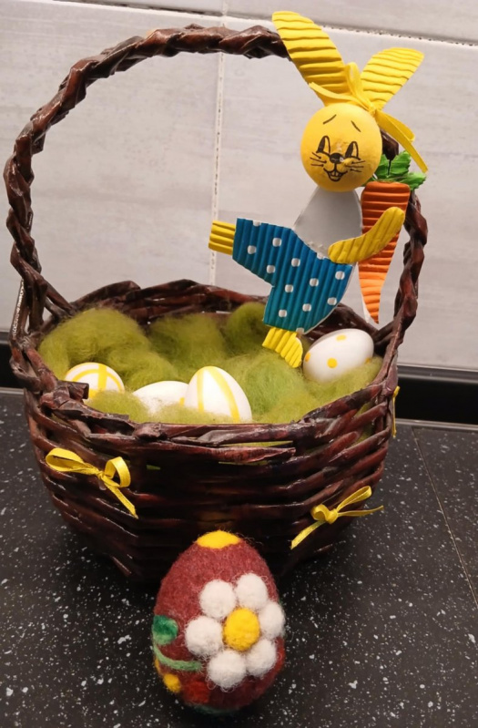 Vínové plstěné vajíčko s ornamentem