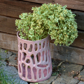 Váza keramická, děrovaná, růžová