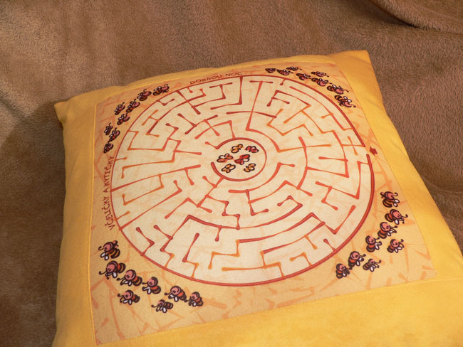 Polštář - bludiště a včeličky