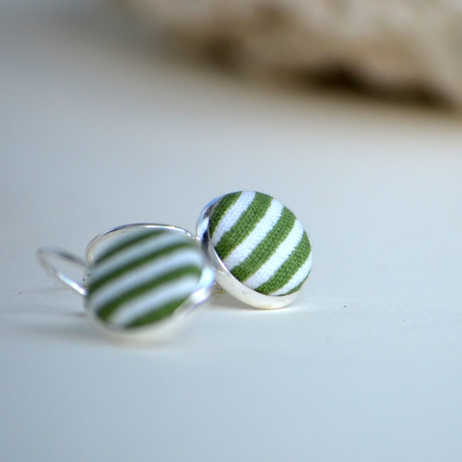 Zelené proužky, buttonkové naušničky