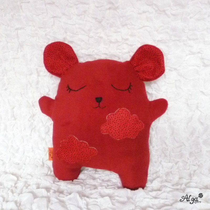 Polštář Medvídek červený na hraní i usínání.