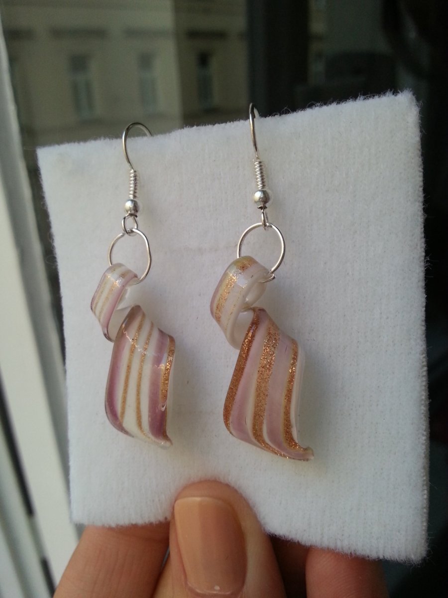 náušnice z vinutého skla Černozlatá slza Fialkovězlatá vlnka