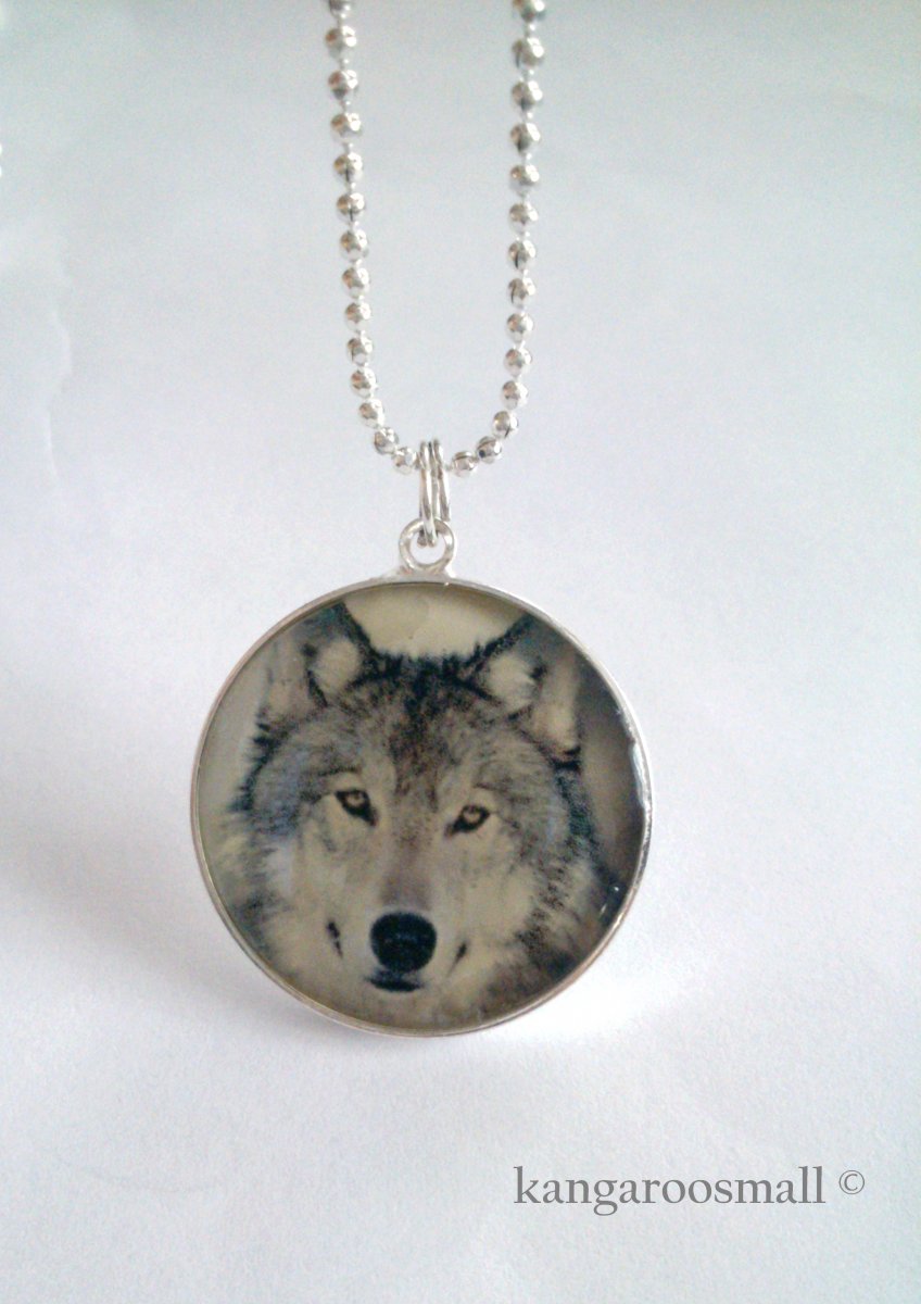 Ze života vlků - náhrdelník z pryskyřice