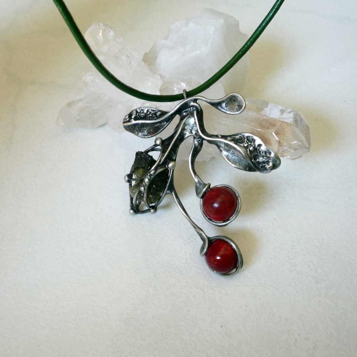 Třešničky - korál s vltavínem