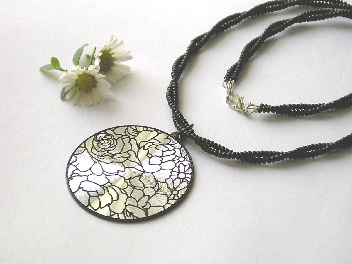 Kovový náhrdelník..černý vzor