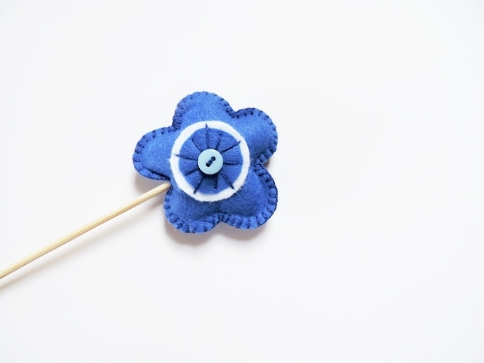 Vítání jara-veselý modro-bílý kvítek. č.1392