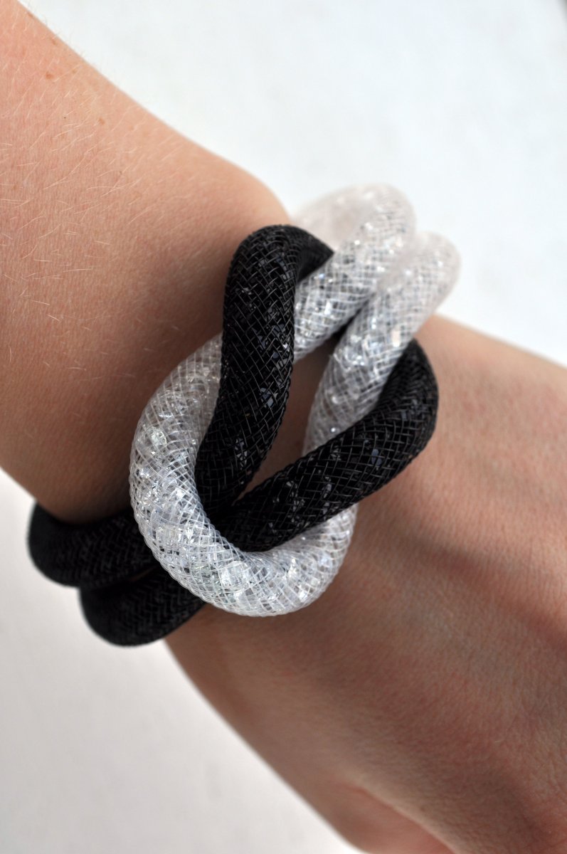 Černo/bílý náramek s uzlem 