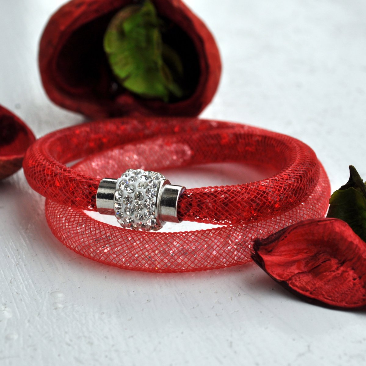 Dutinkový náramek se štrasem červený