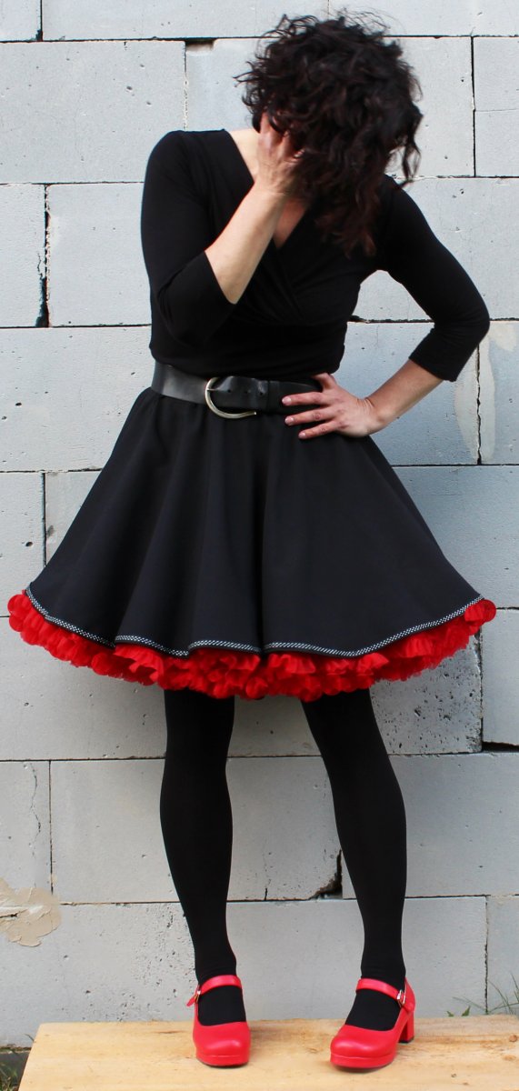 FuFu sukně černá s lemem a s červenou spodničkou