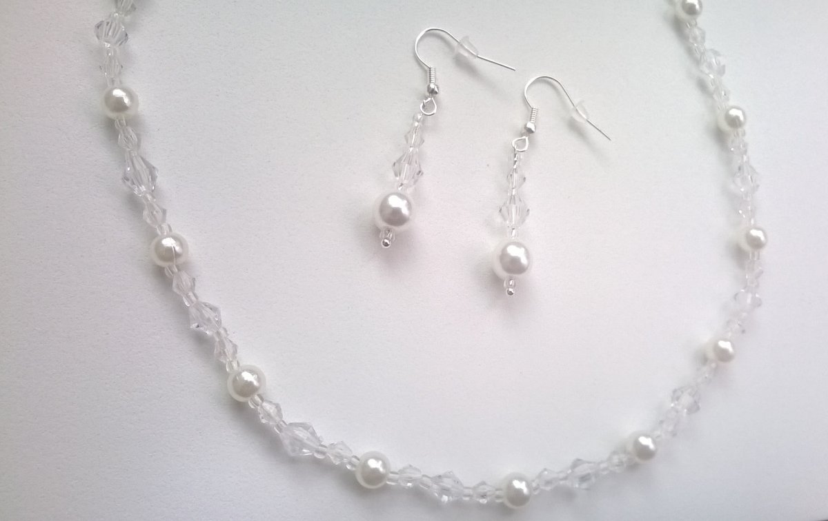 Náhrdelník a náušnice bílé