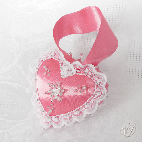 Srdce zdobené korálky a krajkou růžové