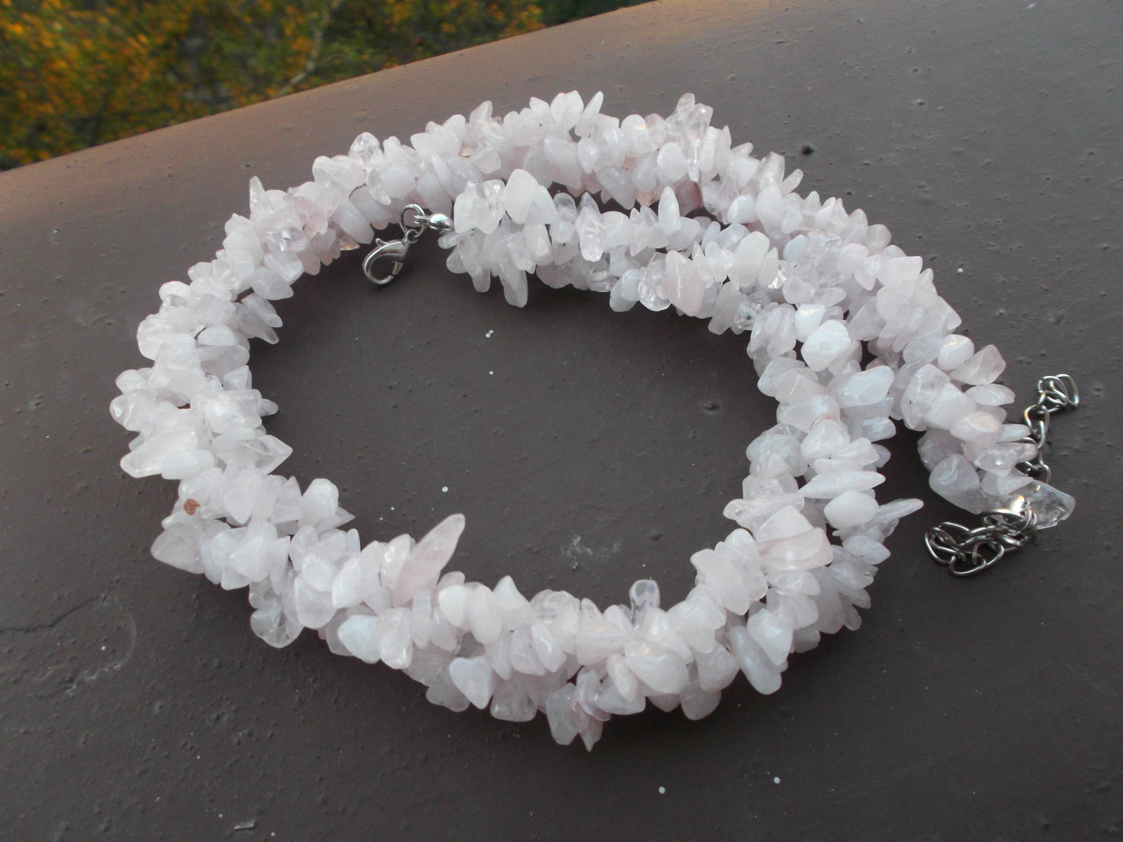 Náhrdelník z minerálů růženín