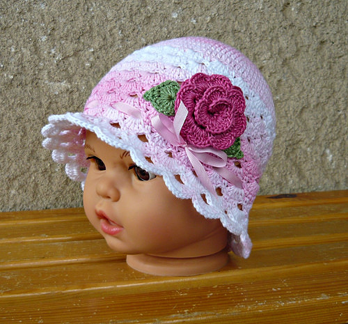 Háčkovaný klobouček růžovo-bílý s růžičkou :-)