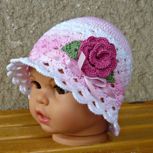 Háčkovaný klobouček růžovo-bílý s růžičkou :-)