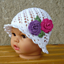 Háčkovaný klobouček bílý s růžičkami :-)
