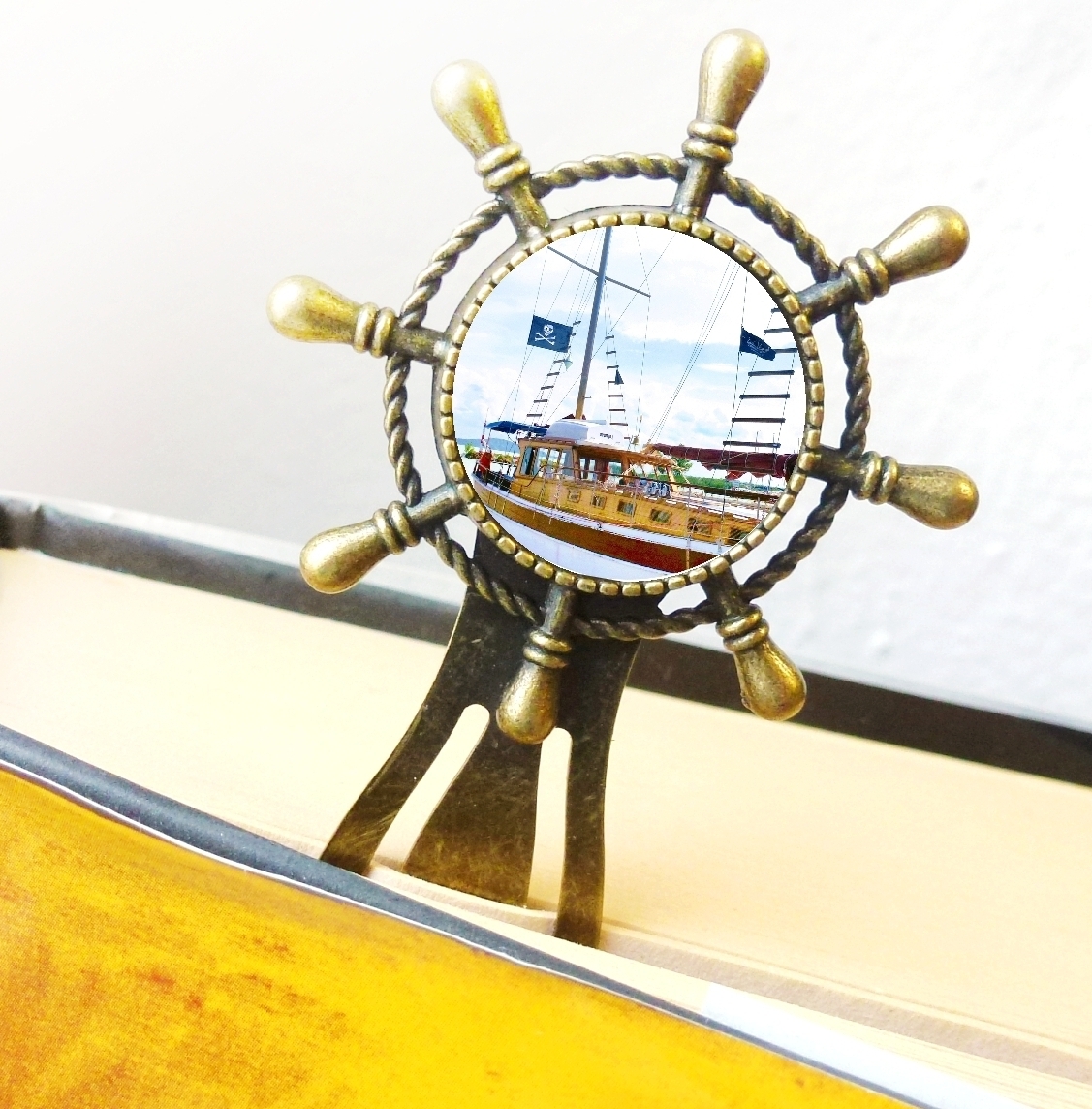 záložka Kapitáne, kam s tou lodí