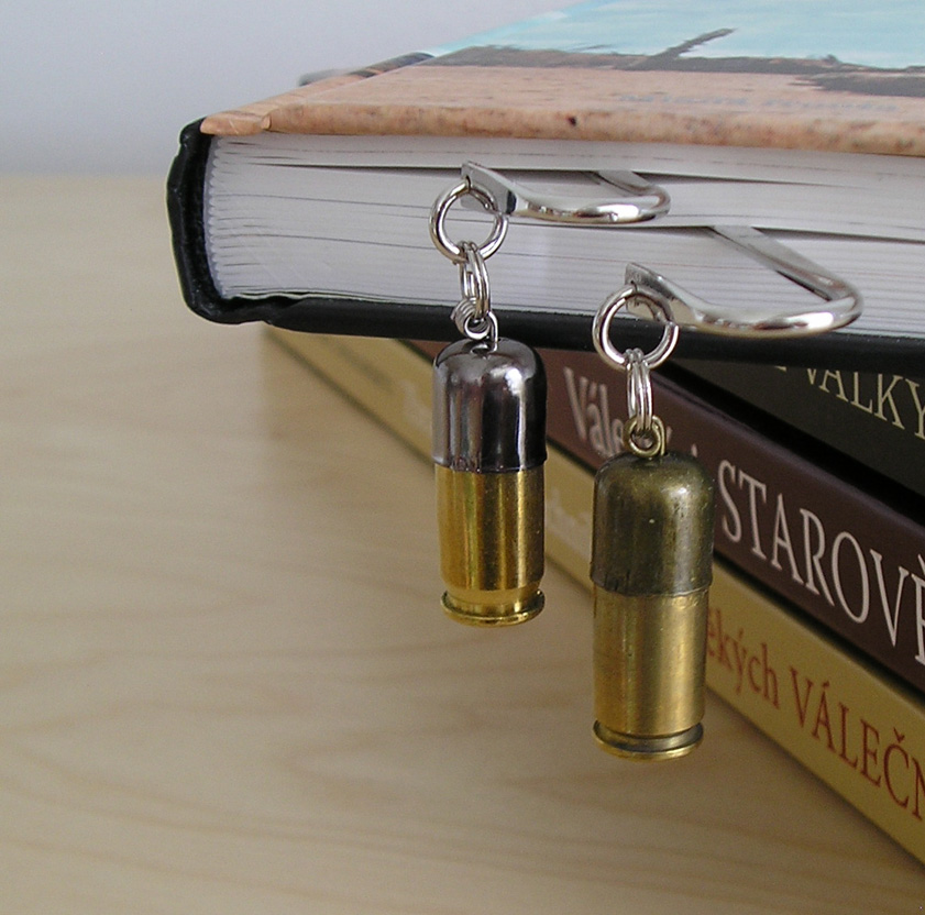 Záložka do knihy s nábojnicí