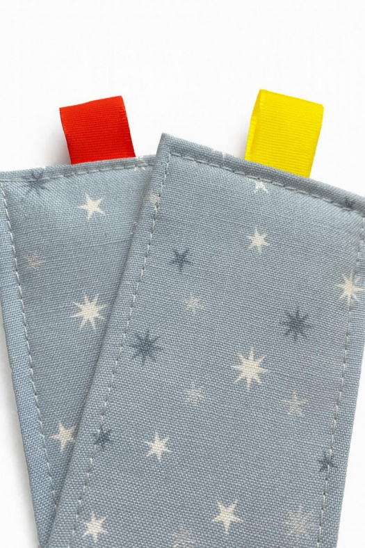 Šitá látková záložka s malými hvězdičkami