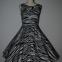 Černo bílé s kolovou sukní