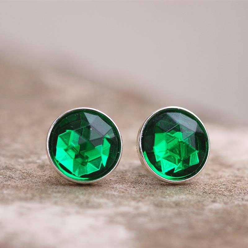 Tmavozelené broušené čočky na puzetě