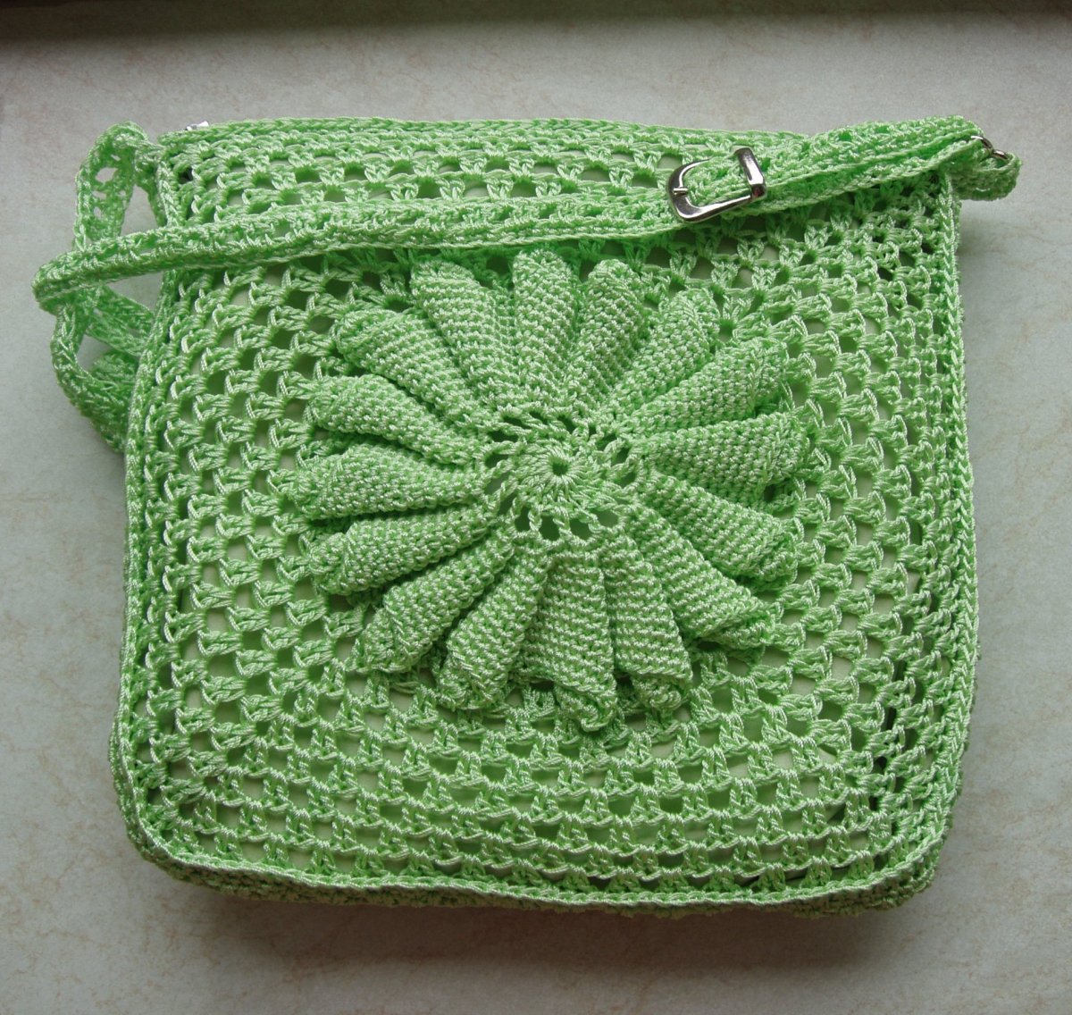 Zelená kabelka s květinou