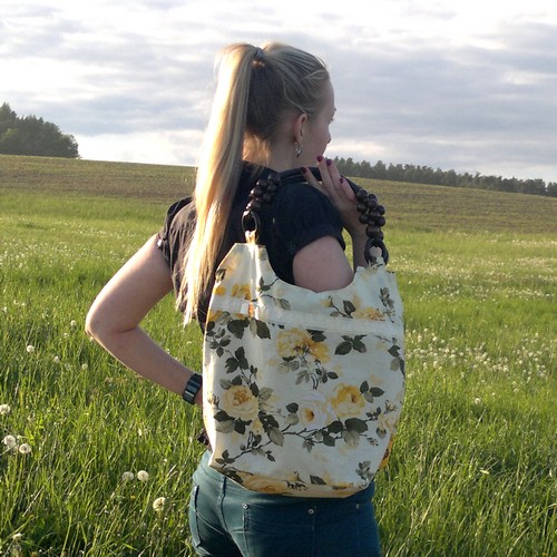 Kabelka žluté růže s korálkovými uchy