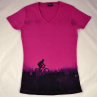 Cyklista v trávě - fuchsiovo-černé dámské triko L