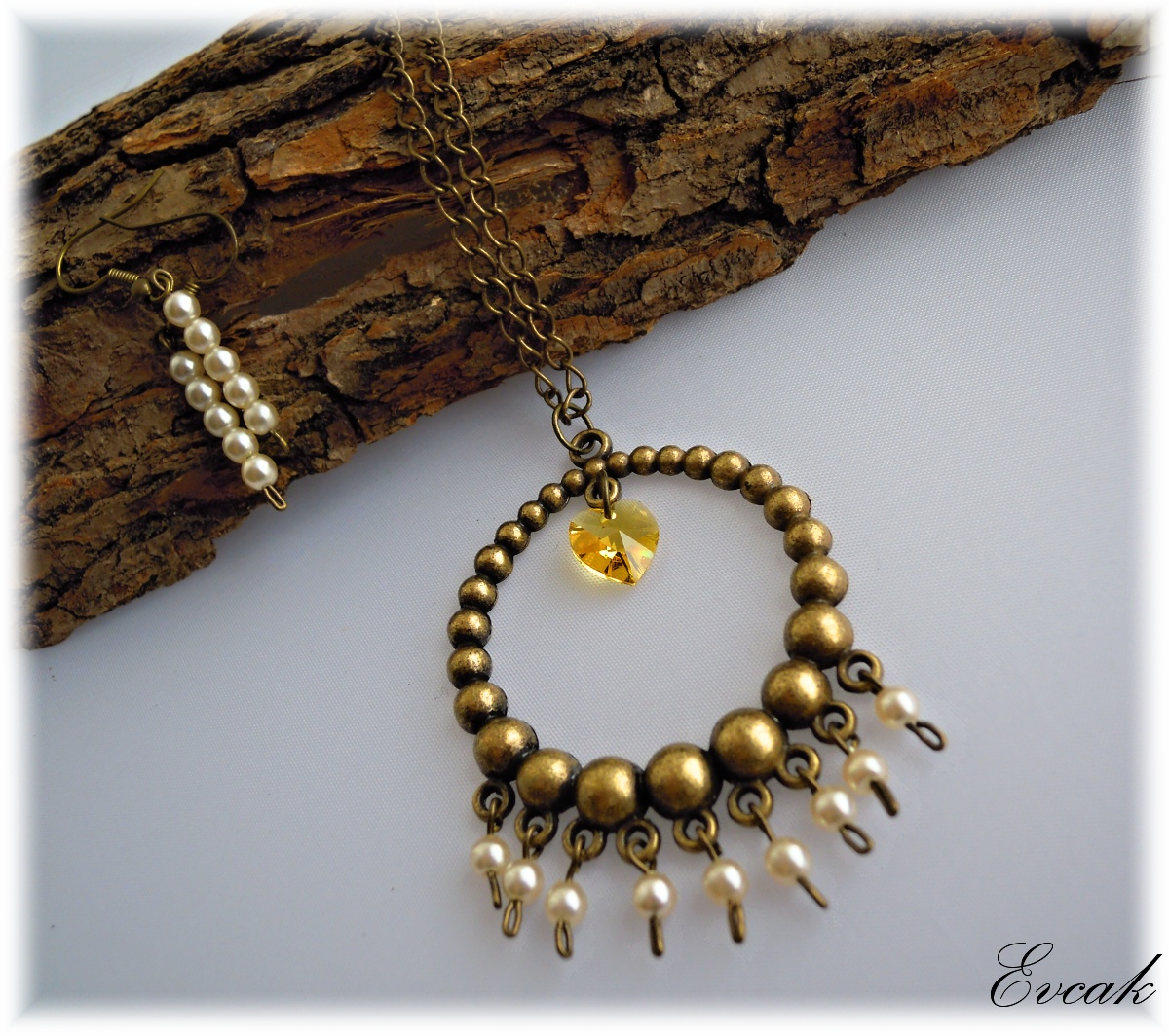 Starozlatá se swarovski srdíčkem a perličkami 