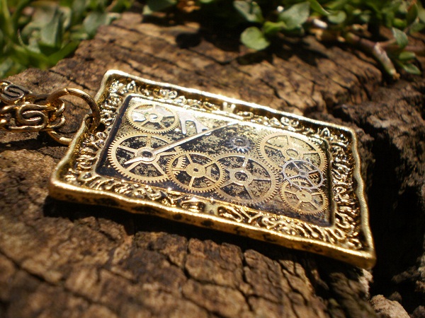 Starozlatý steampunk náhrdelník